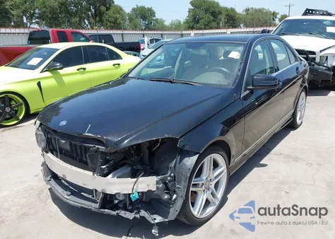 2010 Mercedes-Benz C 350 Sport z USA, uszkodzony, nr VIN WDDGF5GB2AF488843